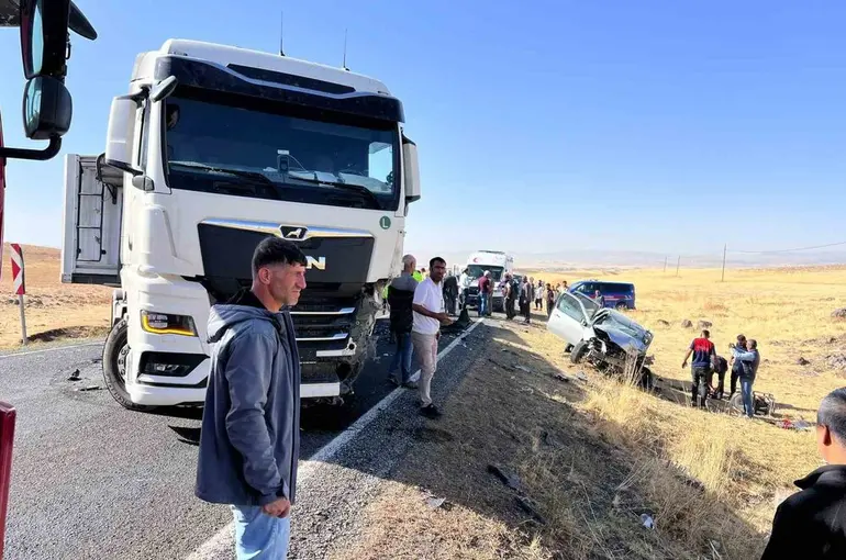 Bulanık’ta otomobil ile tır çarpıştı: 1 yaralı
