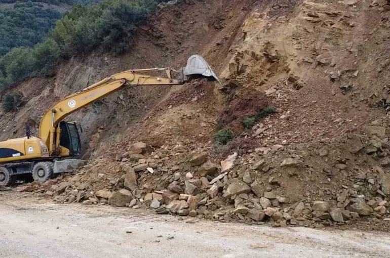 Buldan ve Babadağ’da heyelan nedeniyle kapanan yollarda çalışmalar başladı
