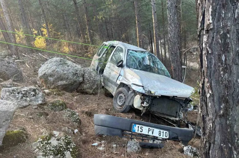 Burdur’da araç şarampole devrildi: 3 yaralı
