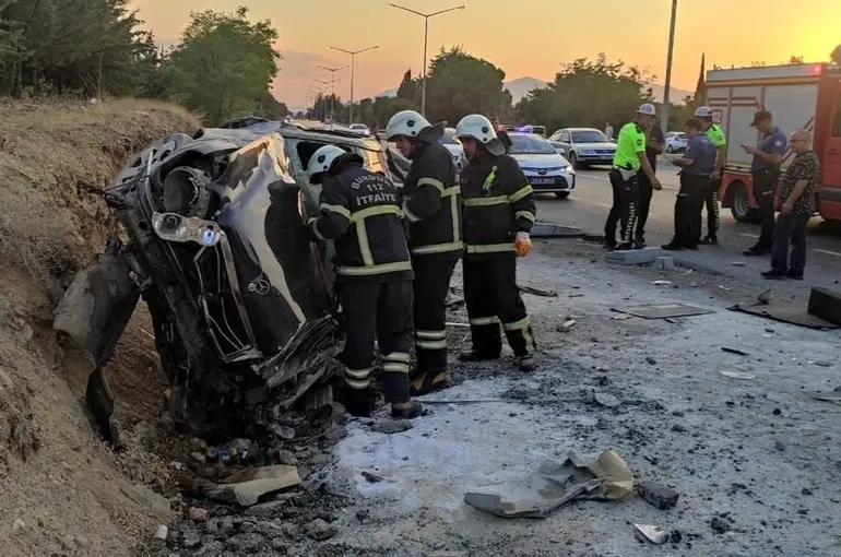 Burdur’da otomobil, otobüs durağına çarptı: 2 yaralı
