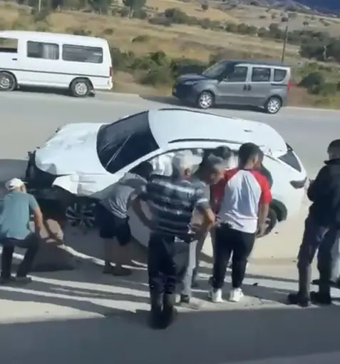 Burdur’da refüjdeki trafik levhalarına çarpan sürücü yaralandı

