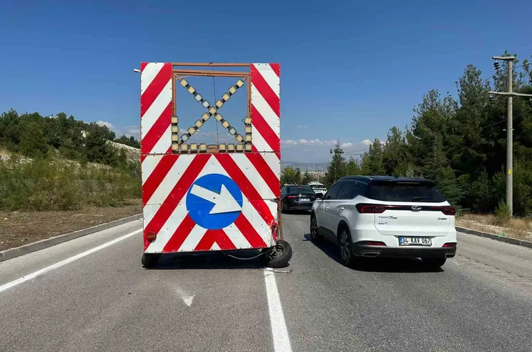 Burdur’da ticari taksi trafik yönlendirme römorkuna çarptı: 1 yaralı
