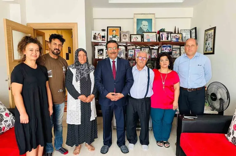 Burhaniye Kaymakamı şehit ailelerini ziyaret etti

