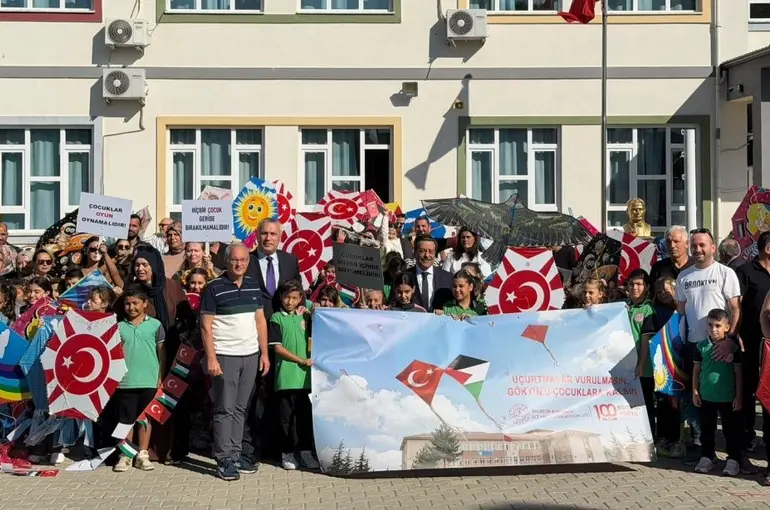 Burhaniye’de gökyüzü uçurtmalarla renklendi
