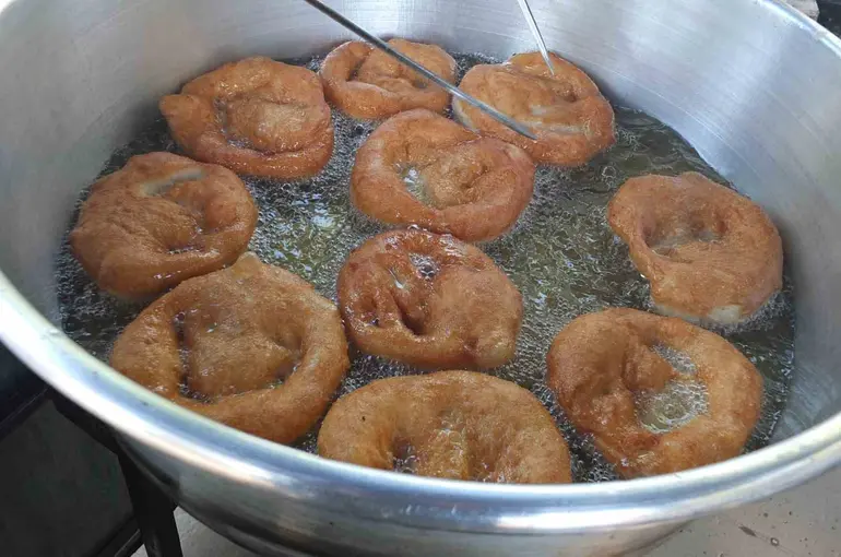 Burhaniye’de lokma hayrı geleneği devam ediyor
