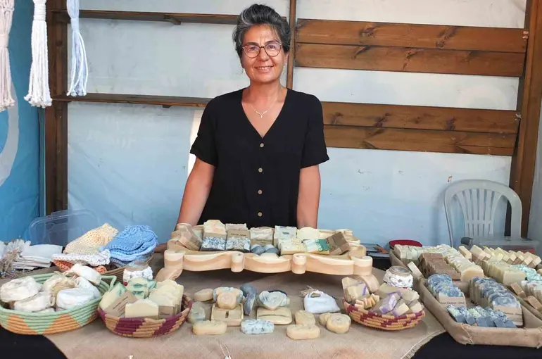 Burhaniye’de makine teknikeri Belma hanımın el yapımı sabunları ilgi gördü
