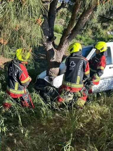 Burhaniye’de şarampole düşen otomobilin sürücü yaralandı
