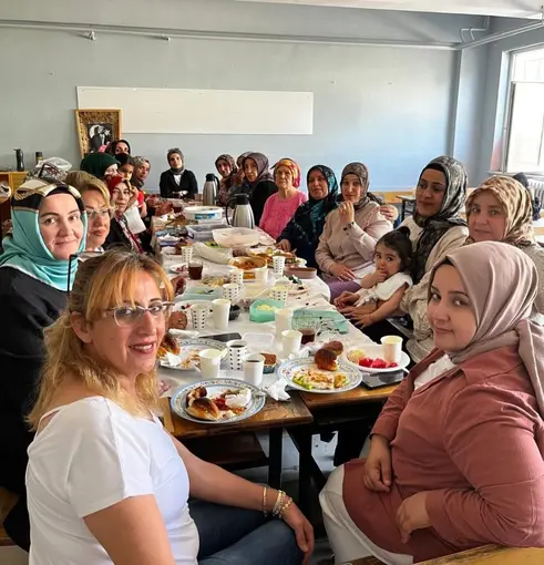 Burhaniyeli kadınların okuma yazma sevinci
