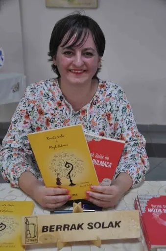 Burhaniyeli sanatçı kitaplarını tanıttı
