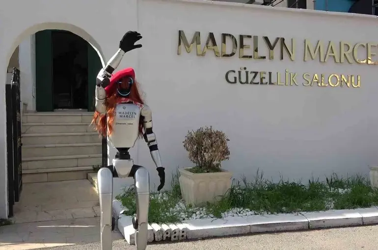 Bursa’da güzellik merkezine robot işçi mesaiye başladı
