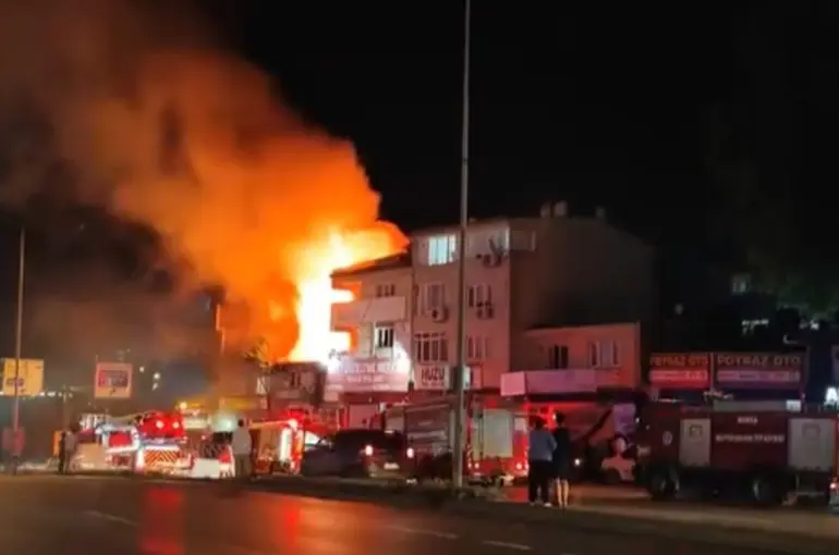 Bursa’da iki katlı ev alev topuna döndü
