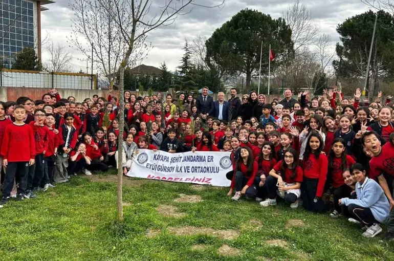 Bursa’da ilköğretim öğrencileri selvi fidanı diktiler
