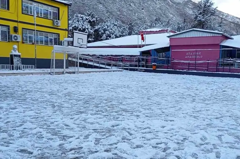 Bursa’da kar yağışı eğitimi de etkiledi
