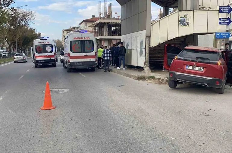Bursa’da kavşakta feci kaza: 5 yaralı
