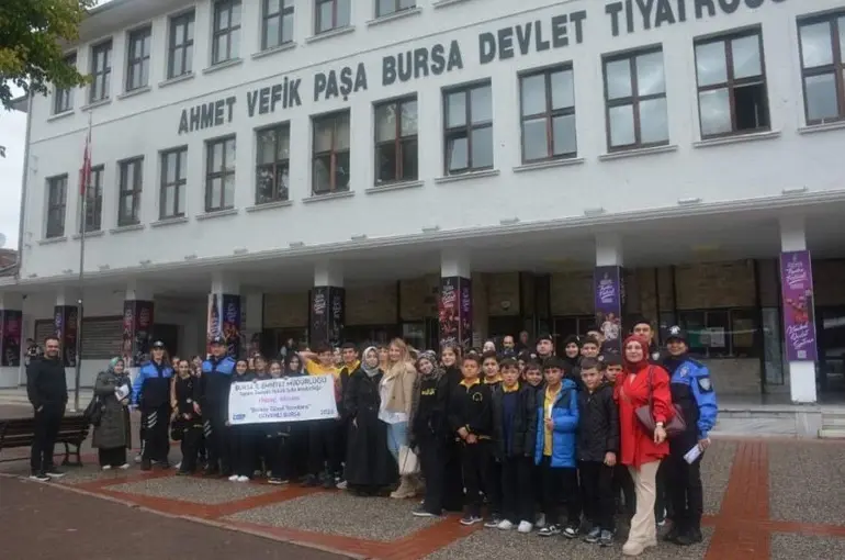 Bursa’da polisten öğrencilere tiyatro sürprizi
