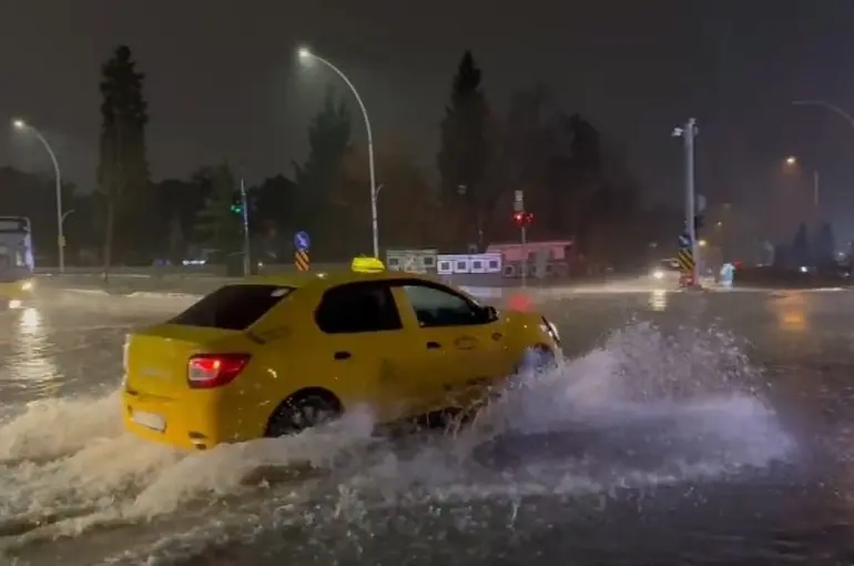Bursa’da sağanak sonrası rögarlar taştı, cadde göle döndü

