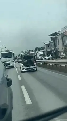 Bursa’da seyir halindeki otomobilin kaputunu açarak tamir yaptı
