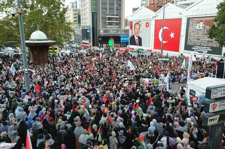 Bursalılar Gazze için meydanlara indi
