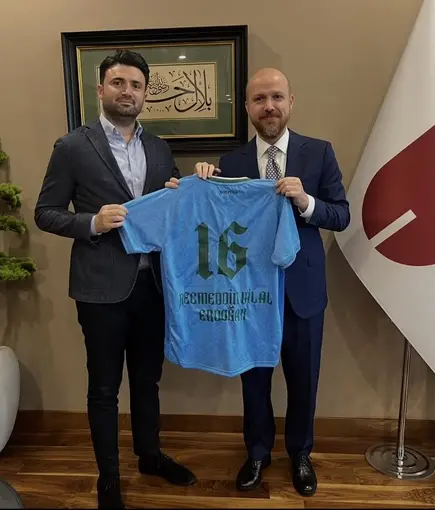 Bursaspor Başkanı Çelik’ten Bilal Erdoğan’a özel forma
