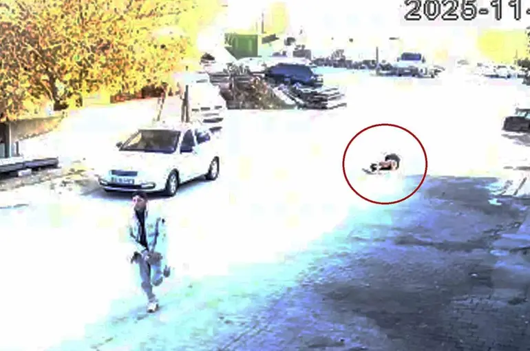 "Çakmak" bahanesiyle yaklaşıp bıçakladı: O anlar kamerada

