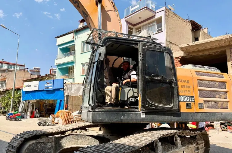 Çal’da yeni pazar yeri için düğmeye basıldı
