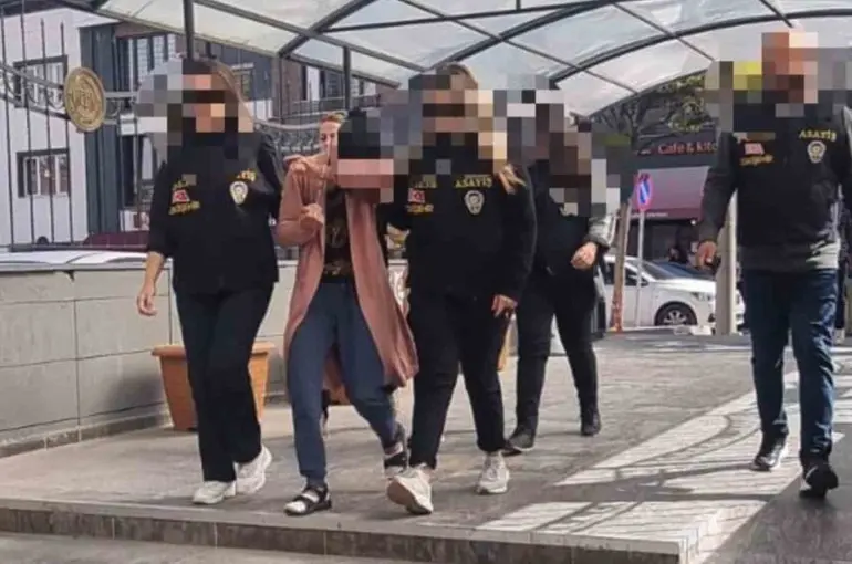 Çaldıkları 2 milyon lira değerindeki ziynet eşyasını kirli bebek bezinin içine sakladılar
