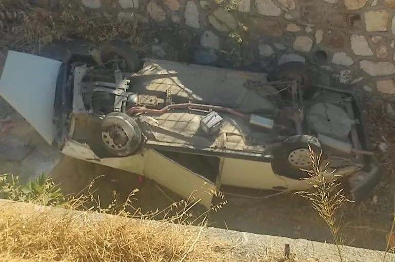 Çaldıkları otomobille dereye uçtular
