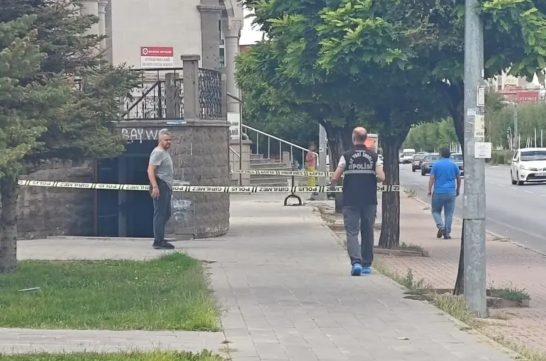 Cami tuvaletinde bıçaklı kavga: 1 ağır yaralı
