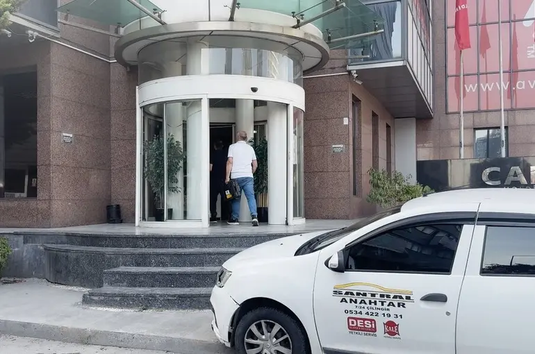 Can Holding binasına çilingir çağırıldı
