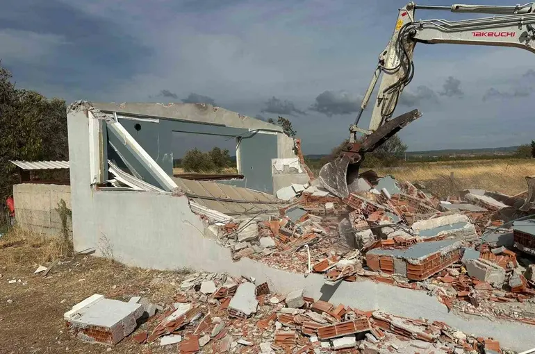 Çanakkale’de 21 kaçak yapı yıkıldı
