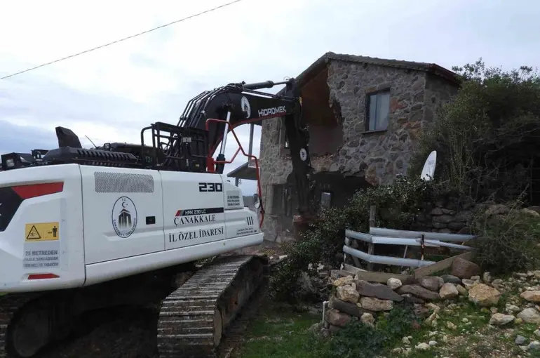 Çanakkale’de 31 kaçak yapı yıkıldı
