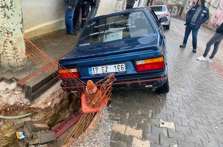 Çanakkale’de çöken yol otomobilleri yuttu
