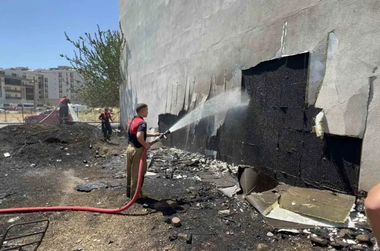Çanakkale’de ev ve arabalar yanmaktan son anda kurtuldu
