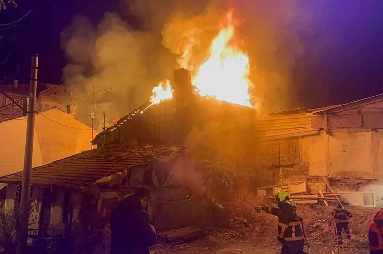 Çankırı’da ev yangını: İki ev alevlere teslim oldu

