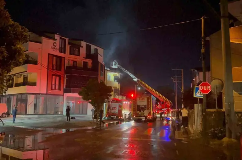 Çardakta çıkan yangın 3 katlı binaya sirayet etti: 1 kişi yaralandı
