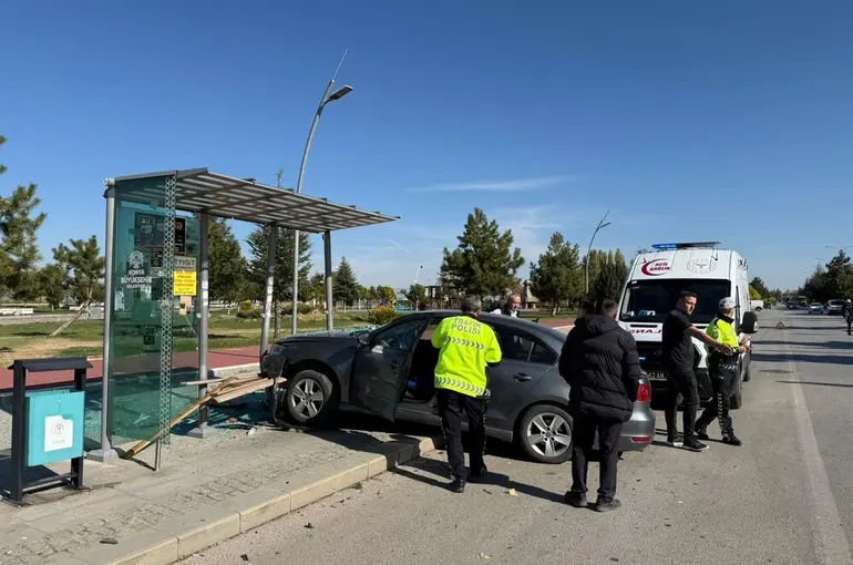 Çarpışan otomobilden birisi durağa daldı: Otobüs bekleyen şahıs yaralandı