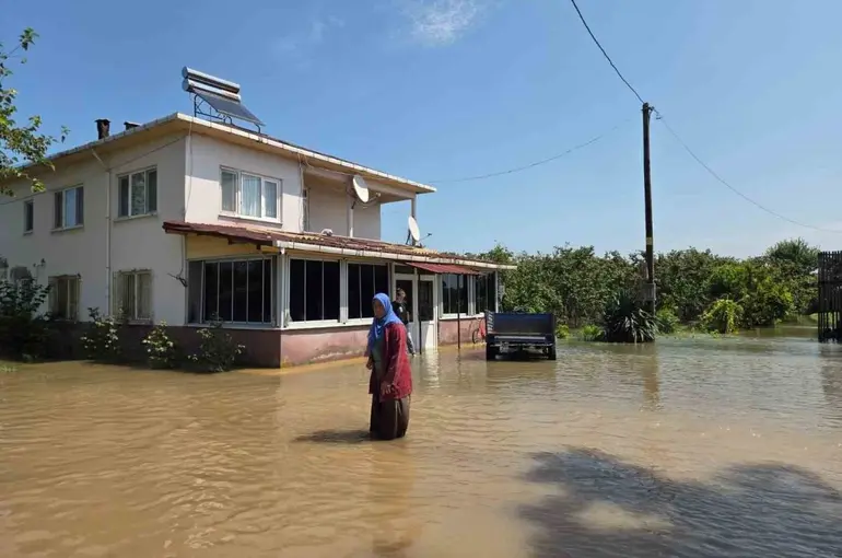 Çarşamba’yı sel aldı: Tarım alanları ve evler sular altında kaldı
