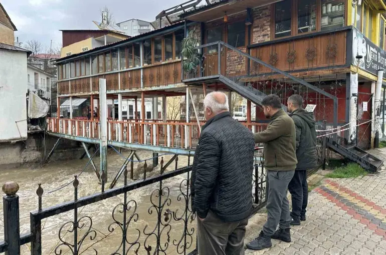 Çatak’ta aşırı yağış nedeniyle köprü ve üstündeki kafe tedbiren kapatıldı
