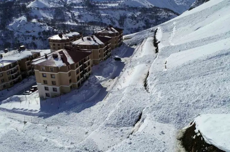 Çatak’ta iki ayrı çığ düştü
