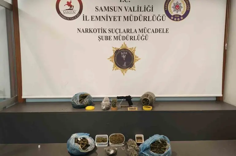 Çatı katında yapılan aramada uyuşturucu ve silah ele geçirildi
