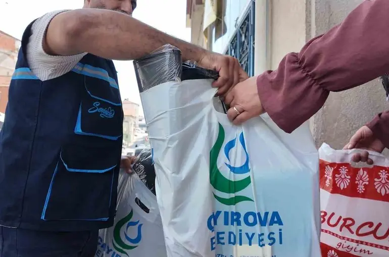 Çayırova’da ihtiyaç sahibi öğrencilere kırtasiye desteği
