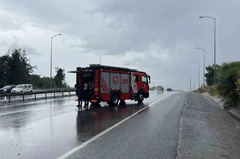 Çekmeköy’de bariyerlere çarpan ambulans devrildi: 1 yaralı
