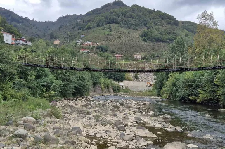 Çelik halatlara bağlı ahşap köprü köylülerin korkulu rüyası
