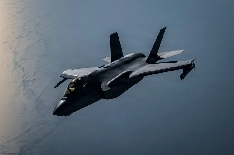 CENTCOM: "ABD güçleri, 3 gemiyi etkisiz hale getirdi ve 2 gemiye çıktı"
