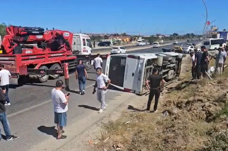 Çerkezköy’de yolcu minibüsü direği devirdi yan yattı: 1 bebek 2 çocuk yaralandı
