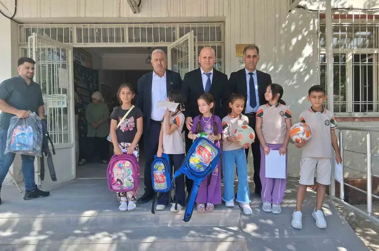 Çermikte 300 öğrenciye okul çantası dağıtıldı
