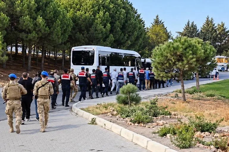 Çeşme Belediyesine rüşvet operasyonunda 10 tutuklama
