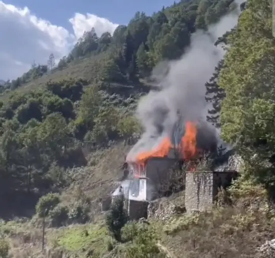 Çıkan yangında ev yanarak kül oldu
