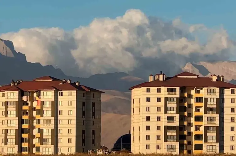 Cilo Dağı üzerindeki bulut kümesiyle mest etti
