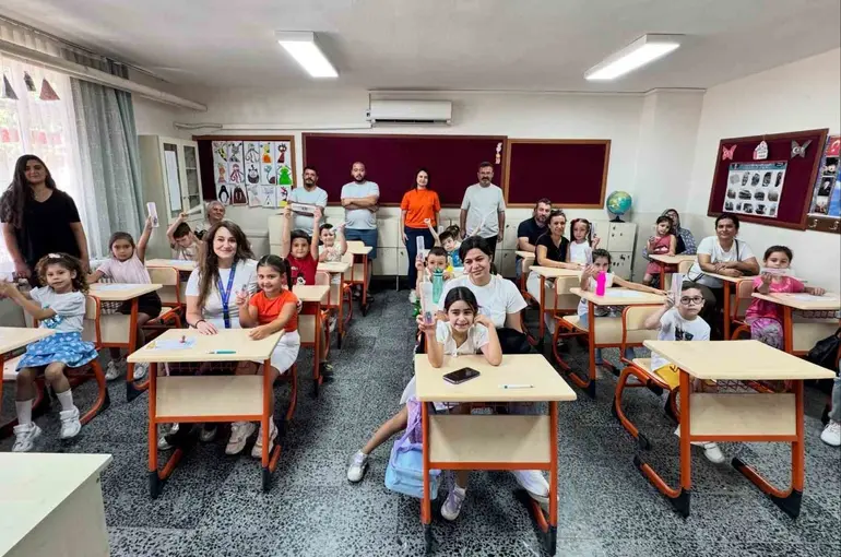 Çine’de öğrencilerin ilk gün heyecanına kalem seti desteği
